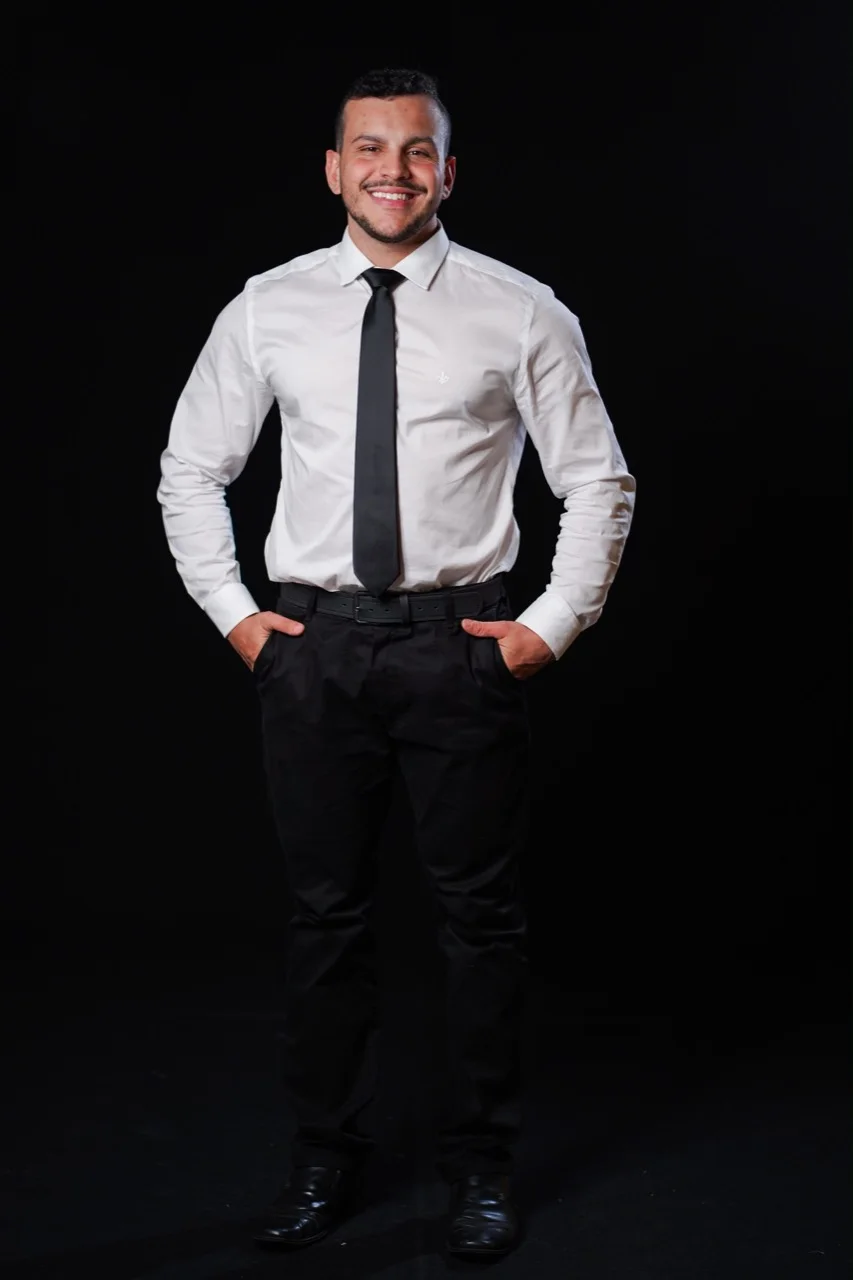 Dr. Luidgi Fletcher em retrato de corpo inteiro